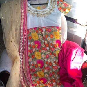 Indian / Punjabi suit. salwar kameez